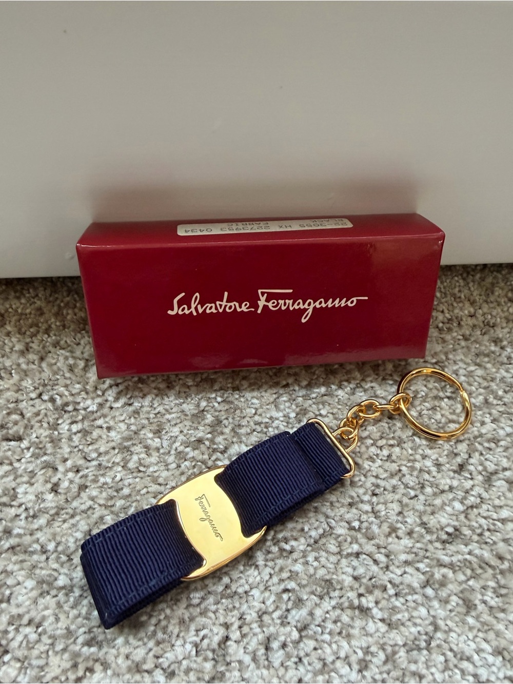Salvatore Ferragamo Vara Bow Ribbon Keychain – Navy Grosgrain & Gold Tone - Picture 3 of 7